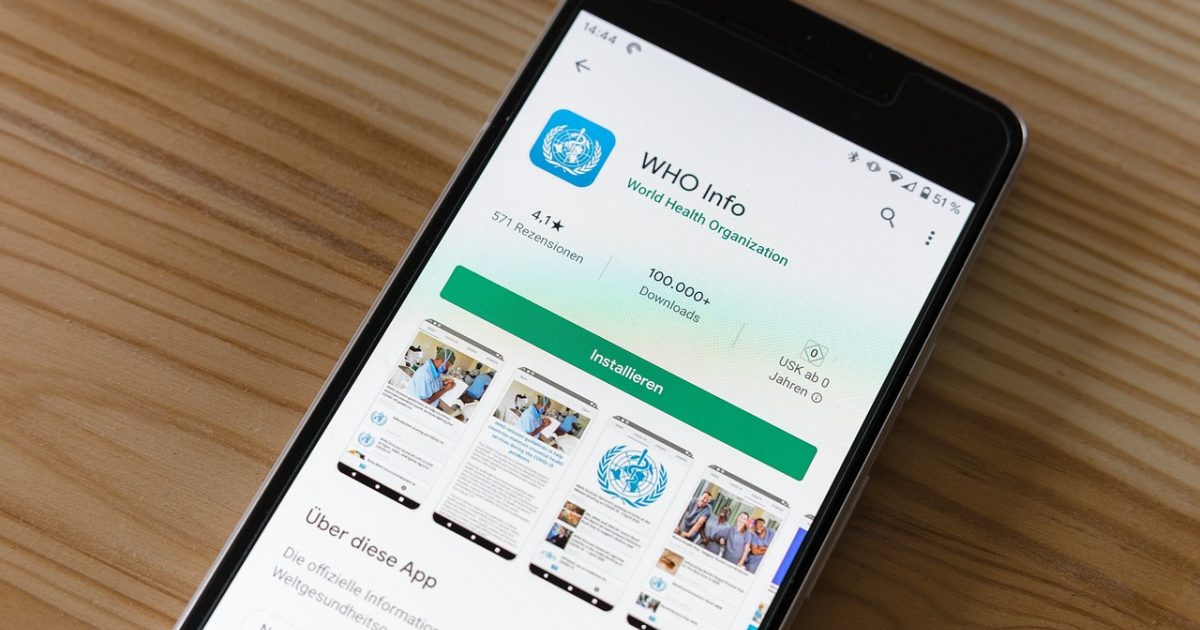 星辰影院在线观看免费 App 手机主界面实拍，竖屏片单在浅色背景上排布，封面图与片名清晰可见
