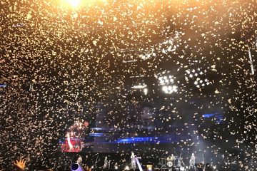 综艺节目舞台大全景，灯光璀璨歌手表演，观众欢呼，节目感十足