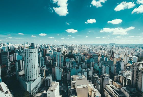 都市悬疑剧《都市迷雾》海报画面，男女主角在城市夜景霓虹灯下对峙，画面张力十足，高清蓝光质感