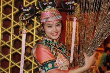 2026年最新古装宫廷剧海报，华丽宫殿背景下主角身着盛装，色彩金碧辉煌